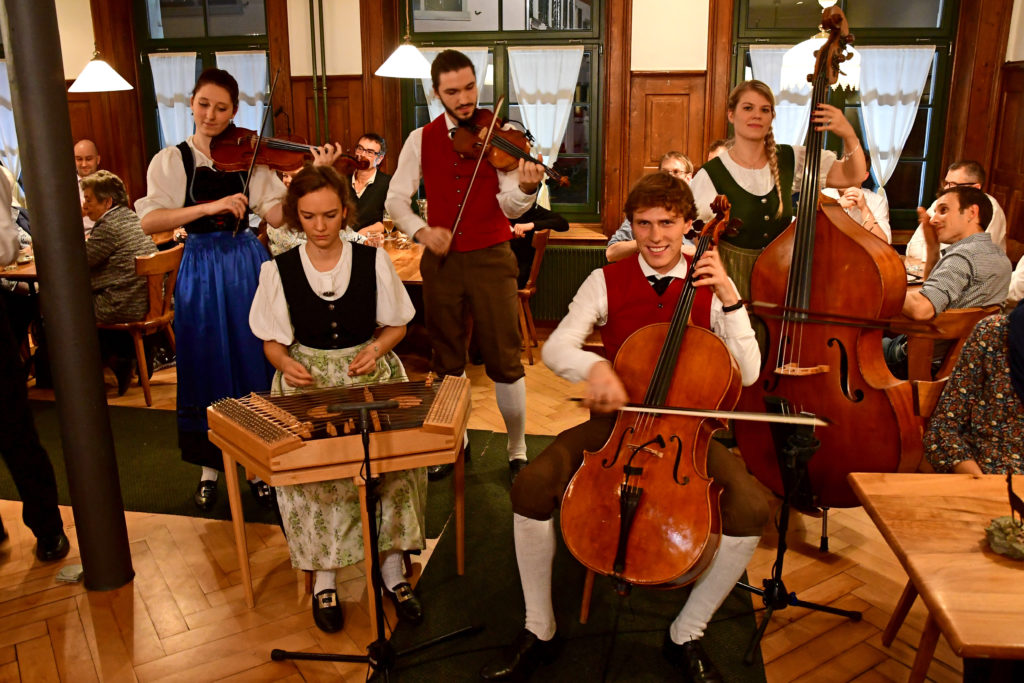 Streichmusik Staegelaeufer mit Anina Lauber und Andrea Schmid (Violine), Zacharias Ulbrich (Cello), Michaela Walder (Hackbrett) und Carola Schnyder (Bass). Aufzeichnung der SRF-Sendung „Potzmusig“ im Restaurant Baeren in Grueningen ZH am 26. November 2019. Ausstrahlung am 25. Januar 2020 auf SRF 1. 
© Nicolas Senn / eastdesign.ch