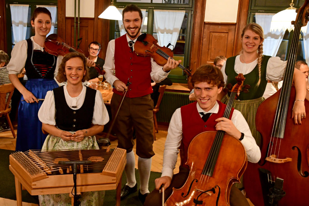 Streichmusik Staegelaeufer mit Anina Lauber und Andrea Schmid (Violine), Zacharias Ulbrich (Cello), Michaela Walder (Hackbrett) und Carola Schnyder (Bass). Aufzeichnung der SRF-Sendung „Potzmusig“ im Restaurant Baeren in Grueningen ZH am 26. November 2019. Ausstrahlung am 25. Januar 2020 auf SRF 1. 
© Nicolas Senn / eastdesign.ch