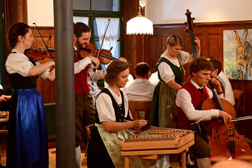 Streichmusik Staegelaeufer mit Anina Lauber und Andrea Schmid (Violine), Zacharias Ulbrich (Cello), Michaela Walder (Hackbrett) und Carola Schnyder (Bass). Aufzeichnung der SRF-Sendung „Potzmusig“ im Restaurant Baeren in Grueningen ZH am 26. November 2019. Ausstrahlung am 25. Januar 2020 auf SRF 1. 
© Nicolas Senn / eastdesign.ch