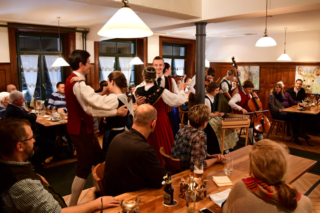 Streichmusik Staegelaeufer mit Anina Lauber und Andrea Schmid (Violine), Zacharias Ulbrich (Cello), Michaela Walder (Hackbrett) und Carola Schnyder (Bass). Aufzeichnung der SRF-Sendung „Potzmusig“ im Restaurant Baeren in Grueningen ZH am 26. November 2019. Ausstrahlung am 25. Januar 2020 auf SRF 1. 
© Nicolas Senn / eastdesign.ch